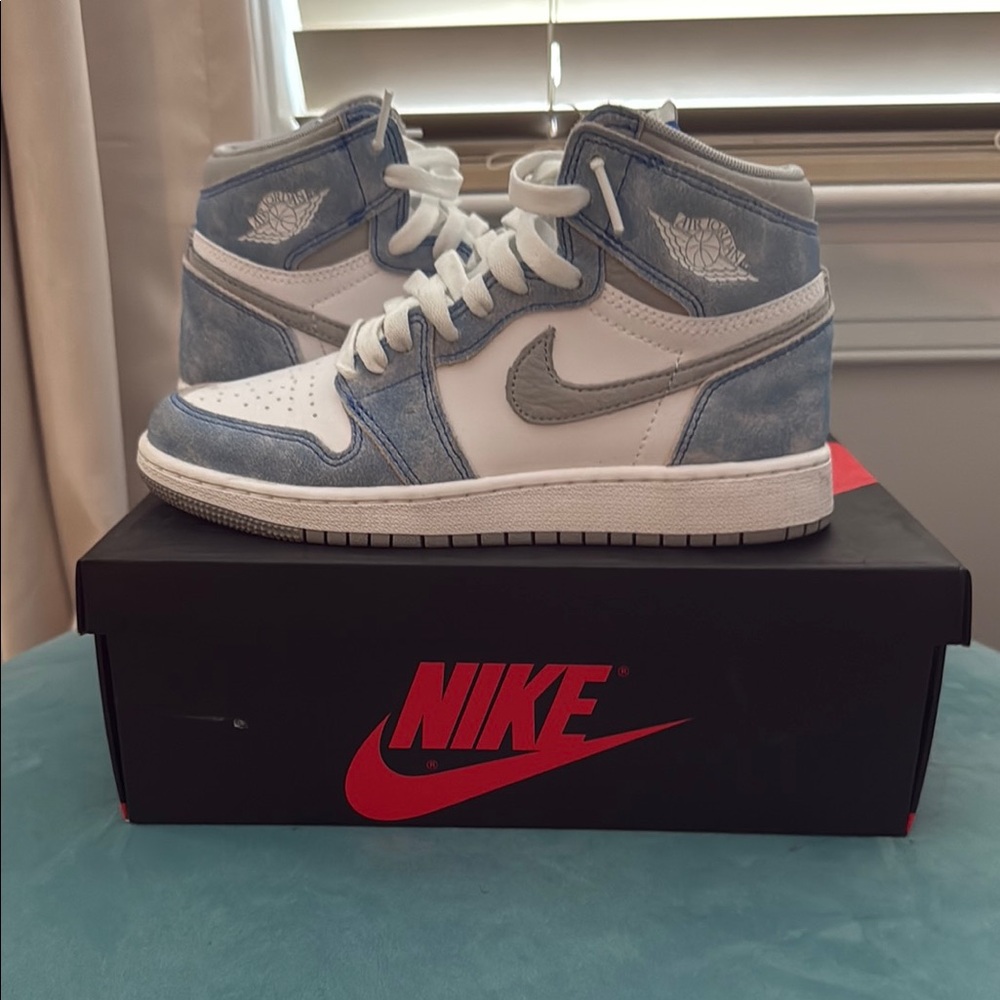 Air Jordan Women's Sneakers Retro High Hyper Royal/White